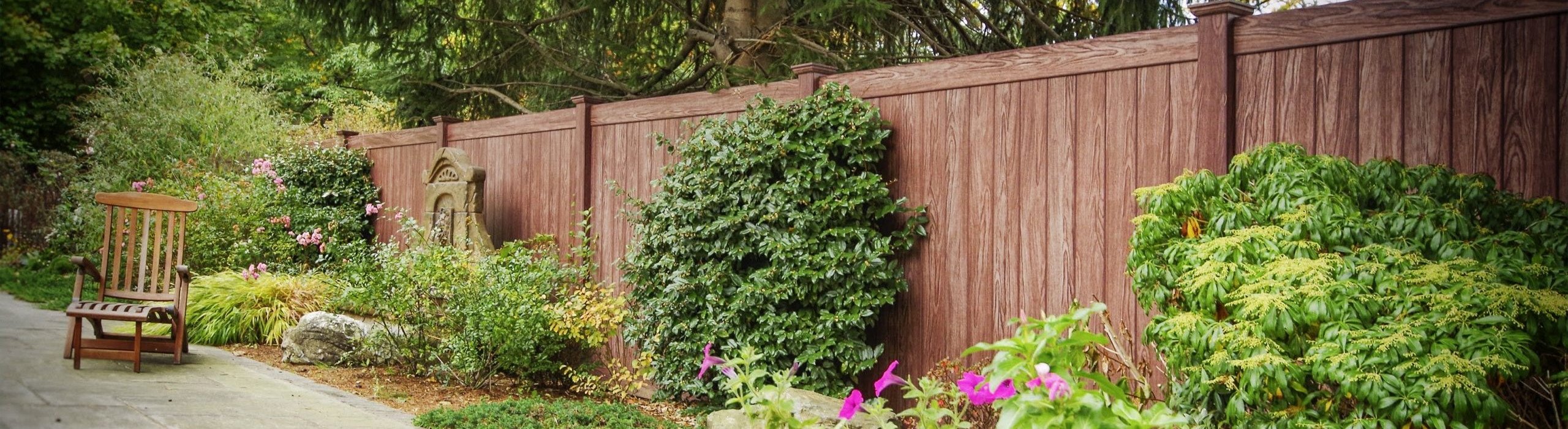 Beautiful photo of a wood grain vinyl fence in Mahopac, New York